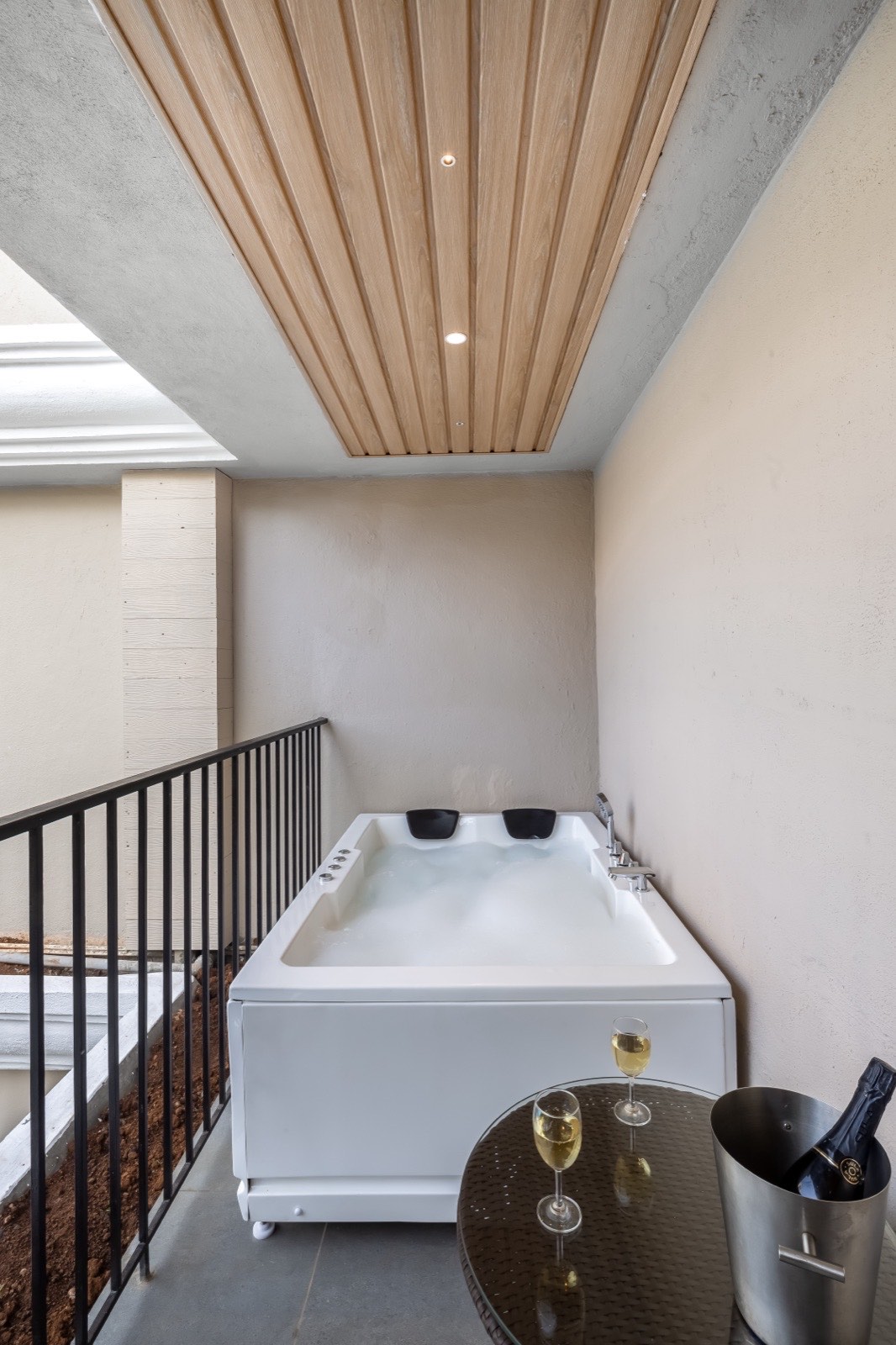 Pool View Rooms with Jacuzzi